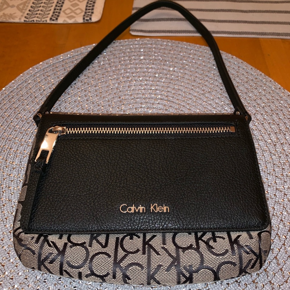 New calvin klein wristlet/wallet. Havent used.